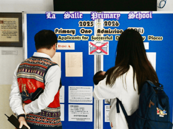 1763716303958726.png 小一家长背影.png