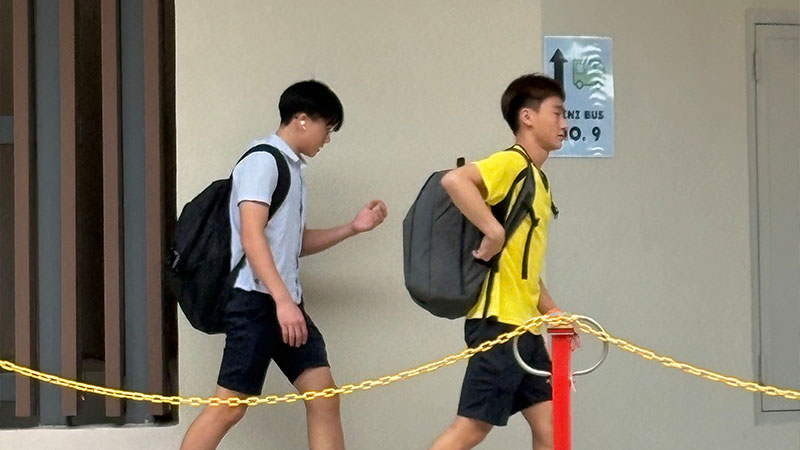 香港学生上学路上 香港学生上学路上