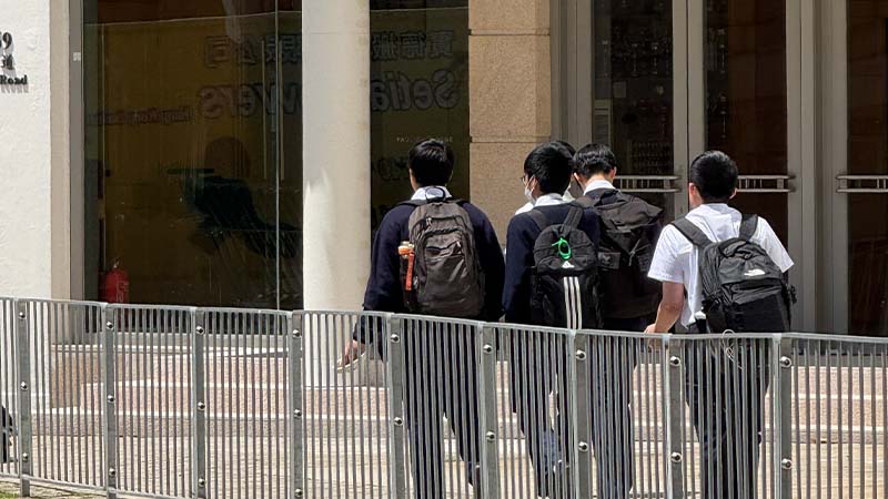香港插班学生背影